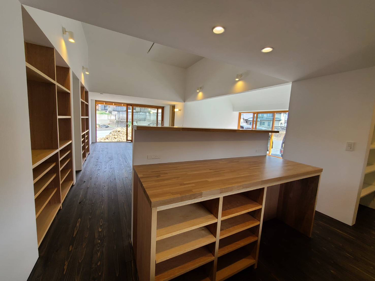 木の温もりを感じる開放的な空間